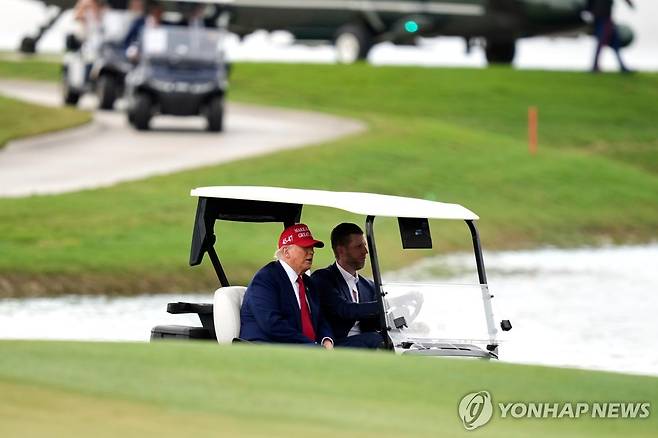지난 4월 도럴 리조트의 PGA 투어 대회 참석한 트럼프와 차남(오른쪽) [AP=연합뉴스. 재판매 및 DB 금지]
