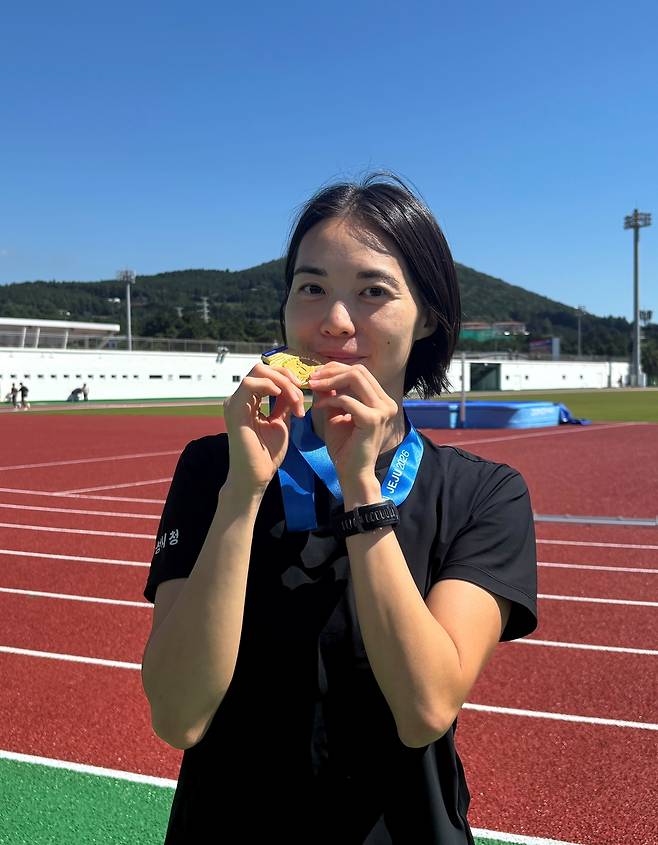 제46회 전국장애인체육대회 육상에서 3개의 신기록과 함께 3관왕에 등극한 박세경(화성시청)이 금메달을 걸고 기념사진을 촬영하고 있다.