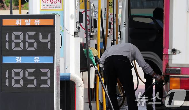 중동 지역 무력 충돌 확산으로 인한 원유 공급 우려에 전쟁 장기화 전망까지 더해지며 브렌트유에 이어 서부 텍사스산 원유(WTI)도 6% 넘게 급등하며 배럴당 100달러를 돌파했다. 두 유종 모두 지난 5월 19일 이후 가장 높은 수준이다. 사진은 11일 서울 서초구 만남의광장 주유소에서 운전자들이 차량에 기름을 넣는 모습. 2026.9.11 ⓒ 뉴스1 김진환 기자