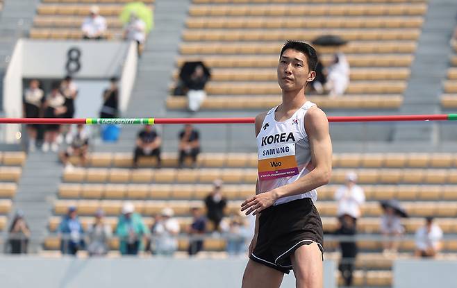우상혁이 27일 경북 구미시민운동장에서 열린 2025 구미 아시아육상선수권대회 높이뛰기 예선 2m15 1차시기 점프에 성공하고 있다. 사진 | 연합뉴스
