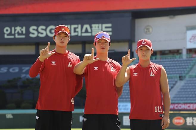 아시안게임(AG)을 앞두고 1군에서 기회를 받고 있는 SSG 김요셉과 오시후, 안재연. 사진 | SSG 랜더스