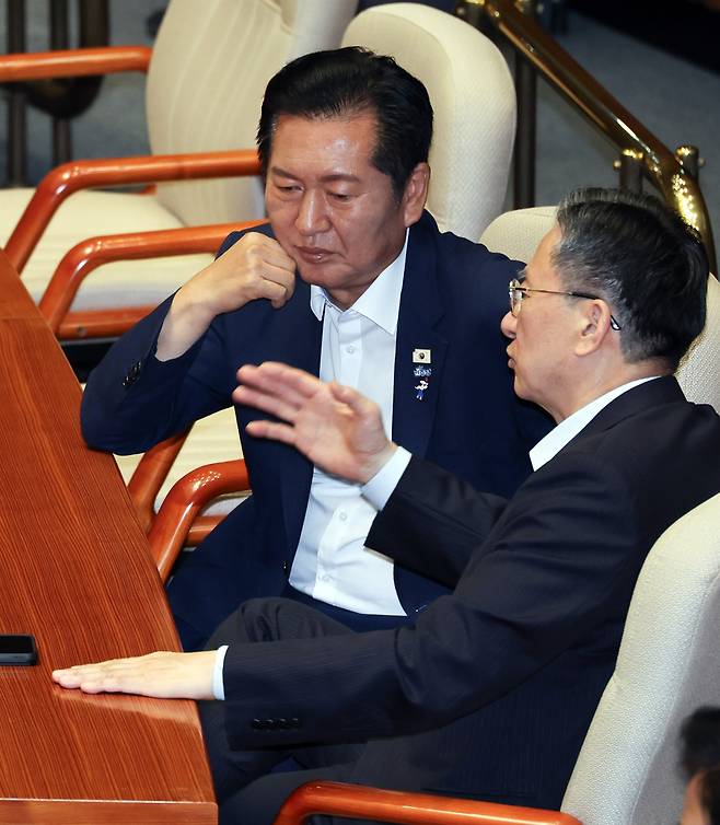[서울=뉴시스] 최진석 기자 = 정청래(왼쪽) 전 더불어민주당 대표와 정성호 의원이 10일 여의도 국회 본회의장에서 열린 제439회 국회(정기회) 제06차 본회의에 참석해 대화를 나누고 있다. 2026.09.10. myjs@newsis.com
