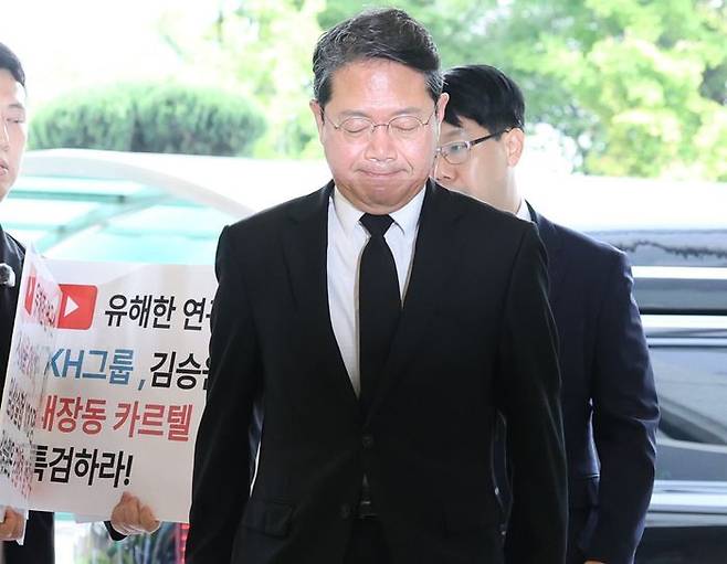 김승원 법무부 장관 후보자가 14일 오전 서울 종로구에 마련된 인사청문회 준비사무실로 출근하며 청년 유튜버들의 항의를 받고 있다. ⓒ뉴시스