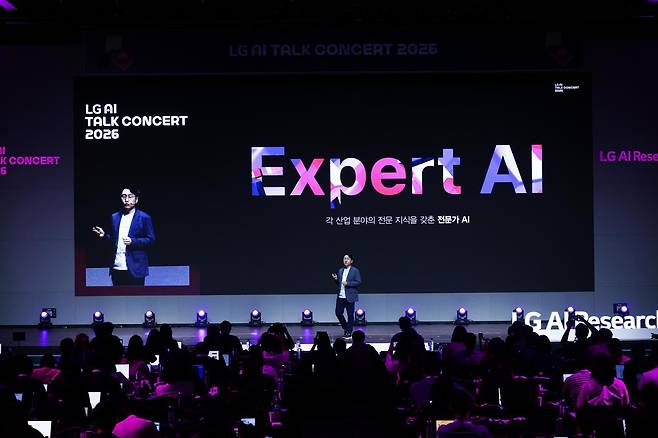 임우형 LG AI연구원 공동 연구원장이 14일 서울 강서구 마곡 LG사이언스파크에서 열린 ‘LG AI 토크 콘서트 2026’에서 발표하고 있다.  2026.9.14. LG 제공