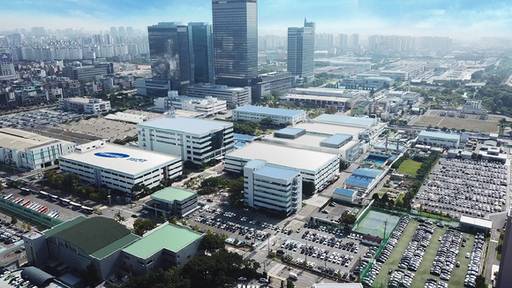 AI 서버·데이터센터용 MLCC 수요 급증으로 공급이 빠듯해지면서 삼성전기가 4분기 가격을 최대 30% 인상하고 수익성 개선에 나선다. 사진은 삼성전기 수원사업장 전경. 삼성전기 제공