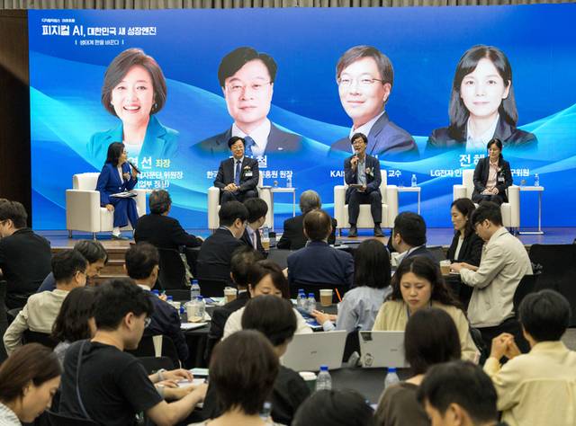 '피지컬 AI, 대한민국 새 성장엔진 : 생태계 판을 바꾼다'란 주제로 14일 서울 중구 은행회관 국제회의실에서 열린 디지털타임스 AI포럼에서 박영선 재정경제부 전략경제자문단 위원장 사회로 종합토론 및 질의응답이 진행되고 있다. 왼쪽부터 박 위원장, 김형철 한국지능정보사회진흥원장, 김정 카이스트 기계공학과 교수, 전혜정 LG전자 인공지능연구소 연구위원. 박동욱 기자 fufus@