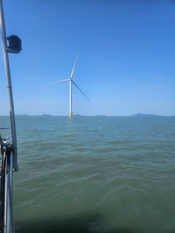 전남해상풍력 1단지에 있는 풍력발전기를 가까이서 본 모습. [사진=홍성효 기자]