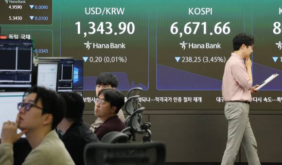 14일 서울 중구 하나은행 딜링룸 [사진=연합뉴스]
