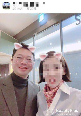 김승원 법무부 장관 후보자(왼쪽)가 브로커 양모씨와 찍은 셀카. 양씨는 지난 2019년 11월 이 사진을 본인의 카카오톡 프로필 사진으로 설정했다. 중앙포토