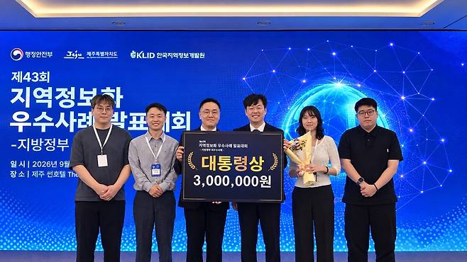 11일 전북특별자치도 관계자들이 제43회 지역정보화(지방정부 AI) 우수사례 발표대회에서 전북AI 구축 사례로 대통령상을 받은 뒤 기념촬영을 하고 있다. 전북도 제공