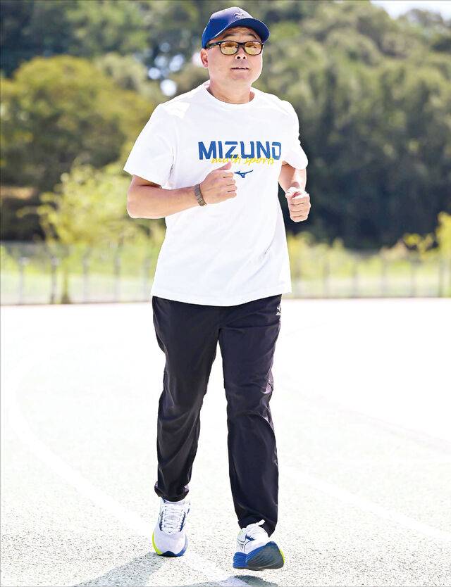 ‘국민 마라토너’ 이봉주가 11일 서울 송파구 올림픽공원 평화의광장 옆 조깅 코스를 가볍게 달리고 있다. 한때 제대로 걷지도 못했던 이봉주였지만 지금은 매일 10㎞씩 달린다. 그는 “새벽 다섯시나 여섯시면 일어나 운동복을 챙겨 입고, 근처 운동장이나 산에 가서 한 시간씩 달리는 것으로 하루를 시작한다”고 말했다. 이한형 기자