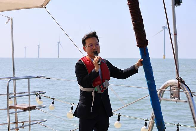 지난 9일 전남해상풍력 1단지에서 김진철 SK이노베이션 E&S 부사장이 사업 설명을 하고 있다 /사진제공=한국풍력산업협회