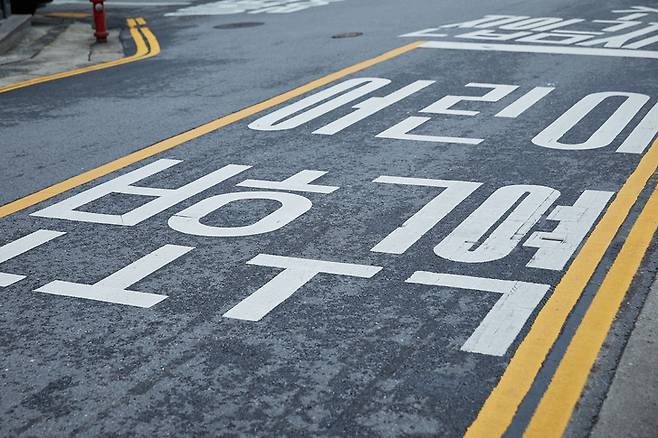 어린이보호구역에서 제한속도를 넘겨 버스를 몰다 자전거 타던 12세 아이를 숨지게 한 70대 운전기사가 금고형 집행유예를 선고받았다. 기사 이해를 돕기 위한 사진./사진=게티이미지뱅크
