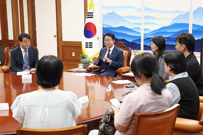 창작자연대는 최근 국회의장 집무실에서 조정식 국회의장과 국회 문화체육관광위원회 이재정 위원장 등이 참석한 간담회 자리에서 글로벌 온라인동영상서비스(OTT)를 통한 유통이 확대되면서 K-콘텐츠 시장 규모가 커졌지만, 작품을 만든 창작자에게 수익이 제대로 돌아가지 않는 현실을 지적했다. 국회의장실 제공