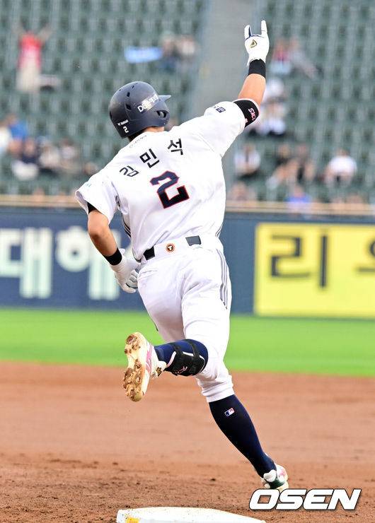 [OSEN=잠실, 지형준 기자]13일 서울 잠실야구장에서 2026 신한 SOL KBO리그 두산 베어스와 NC 다이노스의 경기가 열렸다.이날 두산은 최민석, NC는 토다가 선발로 나섰다.3회말 2사 2루에서 두산 김민석이 우월 투런포를 날리고 있다. 2026.09.13 / jpnews@osen.co.kr