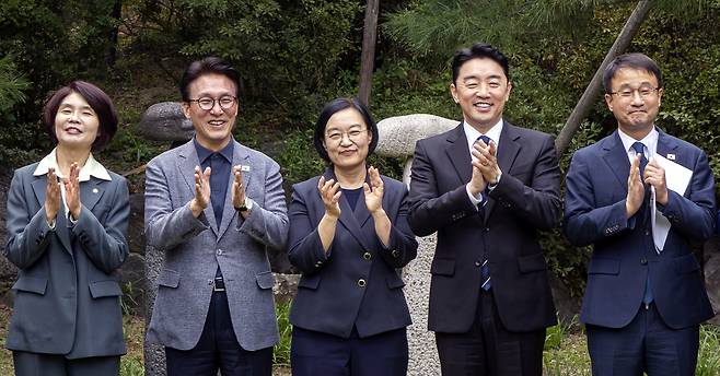 더불어민주당 김민석 대표와 한성숙 국무총리, 강훈식 대통령 비서실장 등 고위당정협의회 참석자들이 13일 서울 종로구 국무총리 서울공관에서 협의회 시작 전 박수를 치며 기념촬영을 하고 있다. 왼쪽부터 민주당 한정애 사무총장, 김 대표, 한 총리, 강 실장, 한병도 원내대표. 이제원 선임기자