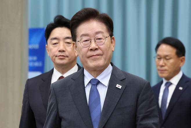 수석보좌관회의 입장하는 이재명 대통령 (서울=연합뉴스) 한상균 기자 = 이재명 대통령이 11일 청와대에서 수석보좌관회의에 입장하고 있다. 2026.9.11 [청와대통신사진기자단] xyz@yna.co.kr/2026-09-11 14:51:59/ <저작권자 ⓒ 1980-2026 ㈜연합뉴스. 무단 전재 재배포 금지, AI 학습 및 활용 금지>