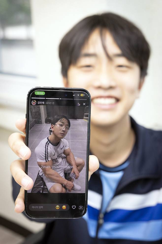전남광주 문산중의 한 교실에서 중학교 3학년 정은총(15) 군이 AI로 합성한 자신의 사진을 보여주고 있다. 박해윤 기자