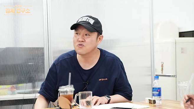 Broadcaster Kim Gura revealed the full details of the assault controversy involving Lee Hyung-taek and Lee Dae-hoon that surfaced in the past.On the 14th, a video titled Economic Stories Good to Listen to While Lying in Bed, Kim Gura Economic Research Institute EP.115 Full Version was uploaded to the YouTube channel Guri Gura.On this day, in response to a subscribers request for information regarding entertainment stocks, Kim Gura replied, These things arent very good. There isnt much to talk about.He went on to explain, Back in the day, even just 20-something years ago, when celebrities gathered in the waiting room, they would talk about everything that happened the previous day. But these days, no one talks about themselves in the waiting room, adding, If you do talk about it, it becomes too easy to get into a scandal through the network.During this exchange, Kim Gura mentioned the assault controversy involving former national tennis player Lee Hyung-taek and former national taekwondo player Lee Dae-hoon, which emerged in 2024. Kim Gu-ra revealed that Lee Hyung-taek personally explained the situation during a recent recording of MBCs Radio Star. He began by saying, There was gossip circulating that Mr. Lee Hyung-taek got into a physical fight with Lee Dae-hoon.He continued to share the rumor that had spread at the time, stating, Lee Hyung-taek and Lee Dae-hoon were drinking together. Lee Hyung-taek suggested a bet and placed an apple on his head, but Lee Dae-hoon got hit while spinning his leg.Kim Gu-ra further explained, Lee Hyung-taek and Lee Dae-hoon drank heavily, so someone witnessed them falling down while trying to hail a taxi. This was interpreted as a fight.Previously, it was reported that Taekwondo Olympic medalist A and national tennis team member B were involved in an assault dispute near a parking lot in Gangnam-gu, Seoul. At the time, reports did not disclose the real names of the two individuals, referring only to them as A and B.It was reported that they fell after getting tangled up with each other while returning home following a drinking session. Explanations were also provided that a passerby who witnessed the incident likely mistook it for an assault and reported it.Meanwhile, Radio Star, featuring Lee Hyung-taek, will air on the 16th.Photo = DB, YouTube Gurigura