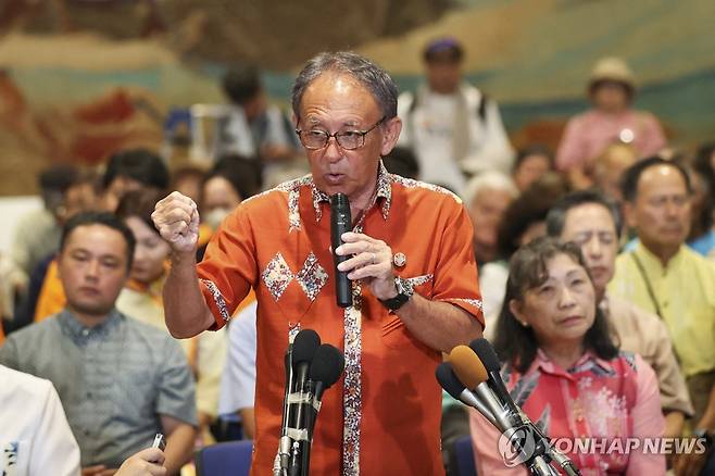 발언하는 다마키 데니 오키나와 지사  [지지 통신 제공. AFP=연합뉴스]