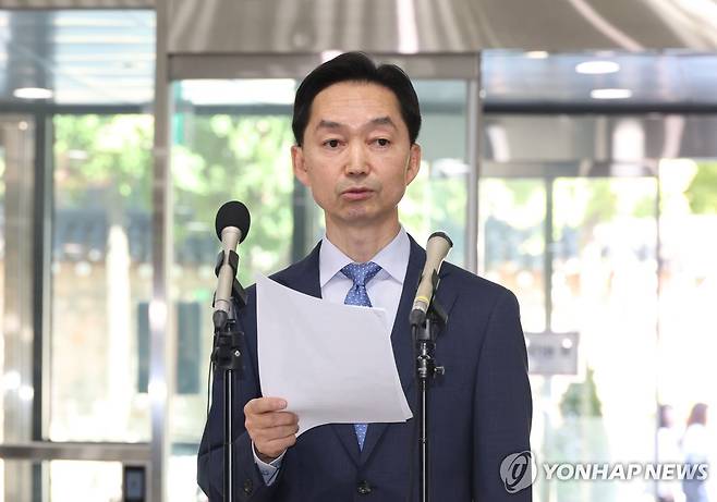 입장 밝히는 김지용 중대범죄수사청장 후보자 (서울=연합뉴스) 최재구 기자 = 김지용 중대범죄수사청장 후보자가 14일 인사청문회 준비 사무실이 마련된 정부서울청사 창성동 별관에서 현안과 관련한 입장을 표명하고 있다. 2026.9.14 jjaeck9@yna.co.kr