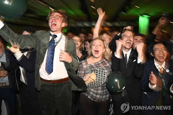 13일 스웨덴 총선 출구조사 결과에 환호하는 좌파 진영 지지자들 [AFP 연합뉴스. 재판매 및 DB 금지]