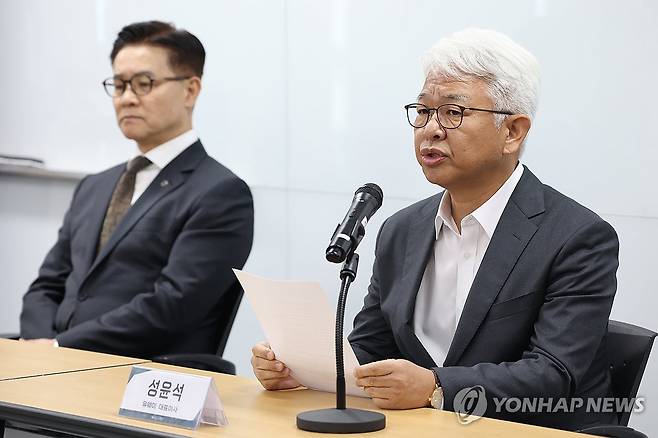 수시원서접수 연장 관련 사과 (서울=연합뉴스) 강민지 기자 = 성윤석 유웨이 대표이사가 14일 서울 금천구 한국대학교육협의회에서 열린 기자회견에서 사과문을 발표하고 있다. 앞서 11일 수시 원서접수 마감을 불과 10분 앞둔 오후 5시50분께 유웨이어플라이의 접수 시스템에 접속 오류가 발생했다. 왼쪽은 이기정 한국대학교육협의회 회장. 2026.9.14 mjkang@yna.co.kr