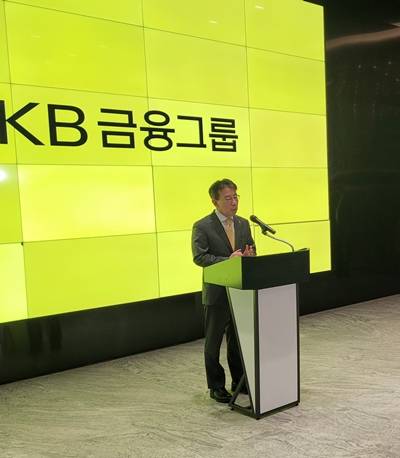 이재근 KB금융그룹 차기 회장 후보자가 14일 서울 여의도 KB금융 신관 로비에서 소감을 밝히는 모습. / KB금융그룹&nbsp;