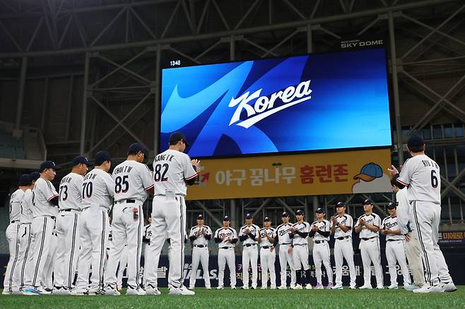2026 아시안게임에 출전하는 한국 야구 대표팀 류지현 감독(6번)과 선수들이 15일 고척스카이돔에서 열린 공식 훈련 전 한 자리에 모여 있다. 사진 | 고척=연합뉴스