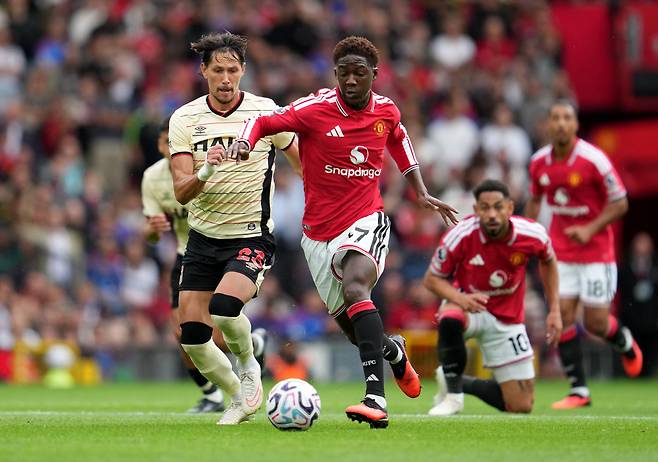 Soccer Football - Premier League - Manchester United v Ipswich Town - Old Trafford, Manchester, Britain - August 30, 2026 Manchester United's Kobbie Mainoo in action with Ipswich Town's Sasa Lukic REUTERS/Jon Super EDITORIAL USE ONLY. NO USE WITH UNAUTHORIZED AUDIO, VIDEO, DATA, FIXTURE LISTS, CLUB/LEAGUE LOGOS OR 'LIVE' SERVICES. ONLINE IN-MATCH USE LIMITED TO 120 IMAGES, NO VIDEO EMULATION. NO USE IN BETTING, GAMES OR SINGLE CLUB/LEAGUE/PLAYER PUBLICATIONS. PLEASE CONTACT YOUR ACCOUNT REPRESENTATIVE FOR FURTHER DETAILS..<저작권자(c) 연합뉴스, 무단 전재-재배포, AI 학습 및 활용 금지>