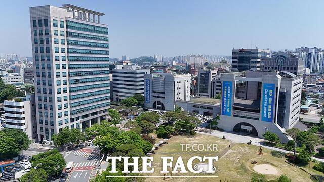전북 전주시 완산구 노송동 전주시청 청사 전경. 사진 왼쪽은 제2청사. /전주=김수홍 기자