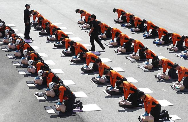 지난 7일 오후 부산 북구 소방학교 소방전술관에서 44기 신규 임용 소방공무원 교육생들이 기본 소생술 훈련을 하고 있다.7월부터 훈련에 참여한 교육생 176명은 24주간의 교육기간을 걸쳐 현장에 투입된다./김동환 기자