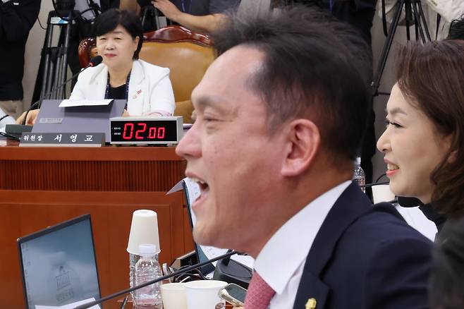 15일 국회 법제사법위원회에서 열린 김승원 법무부 장관 후보자에 대한 인사청문회에서 국민의힘 김태규 의원이 서영교 위원장의 의사진행에 항의하고 있다./연합뉴스