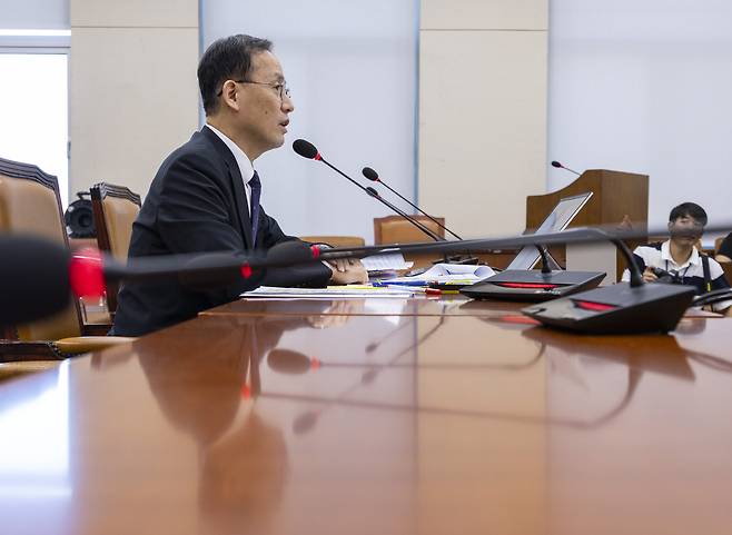 이형일 부총리 겸 재정경제부 장관 후보자가 15일 국회에서 열린 인사청문회에서 주택 보유 문제와 관련한 의원 질의에 답하고 있다./연합뉴스