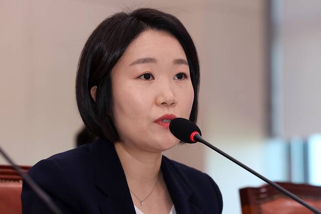 이소영 중소벤처기업부 장관 후보자가 15일 국회 산업통상자원중소벤처기업위원회에서 열린 인사청문회에서 의원 질의에 답하고 있다. /뉴스1