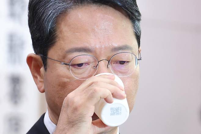 김승원 법무부 장관 후보자가 15일 서울 여의도 국회 법제사법위원회에서 열린 인사청문회에서 목을 축이고 있다. 2026.9.15 뉴스1