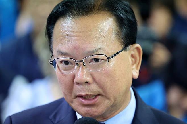 김부겸 더불어민주당 대구시장 후보가 지난 6월 4일 새벽 대구 달서구 선거사무소에서 패배가 확정되자 기자회견을 갖고 투표 결과를 승복하겠다고 입장을 밝히고 있다. 뉴시스
