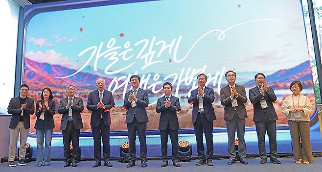 최휘영 문화체육관광부 장관이 15일 서울 성동구 KT&G 상상플래닛에서 열린 '여행가는 달' 캠페인 선포식에서 박수를 치고 있다.(사진=문체부 제공)