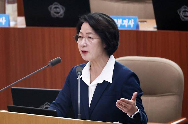 추미애 경기도지사가 2일 경기 수원시 영통구 경기도의회 본회의장에서 열린 제393회 임시회 제2차 본회의에서 임기 첫 대집행부 질문에 답하고 있다. 뉴스1