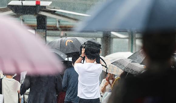 지난달 28일 동대구역 광장에서 시민들이 우산을 쓰고 이동하고 있다. 2026.8.28 [사진=연합뉴스]