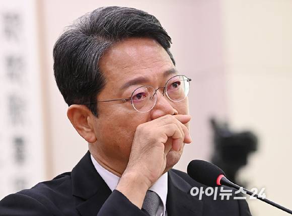 김승원 법무부 장관 후보자가 15일 서울 여의도 국회 법제사법위원회에서 열린 인사청문회에서 가족 관련 질의에 답변하고 있다. [사진=곽영래 기자]