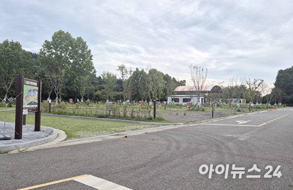 군산시는 위탁사업자의 고정지출 부담을 낮추는 한편 이용객 불편사항 개선과 경관 이미지 강화, 특화 캠핑장 조성 등 활성화 방안을 검토하고 있다. [사진=임기택기자]
