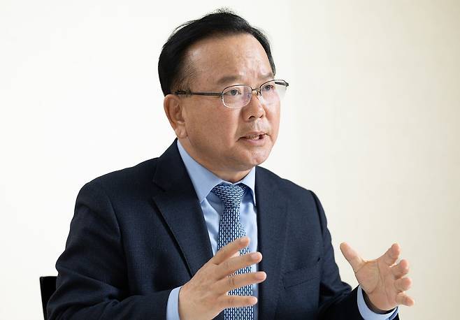 김부겸 전 국무총리가 지난 3월 29일 서울 서초구의 한 사무실에서 중앙일보와 인터뷰하고 있다. 우상조 기자