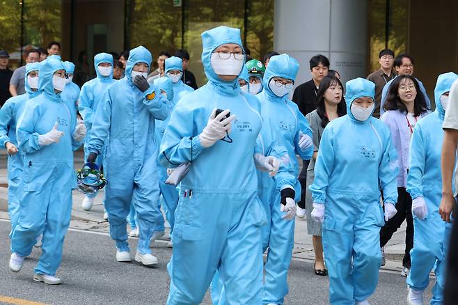 ▲ 15일 오후 SK하이닉스 청주사업장 M11공장에서 SK하이닉스와 청주서부소방서가 민관합동훈련을 실시하고 있다. 이날 훈련은 증착장비에서 실레인 가스가 누출돼 화재가 발생한 상황을 가정해 이뤄졌다. 사진은 근무 인원들이 대피하는 모습. 연합뉴스