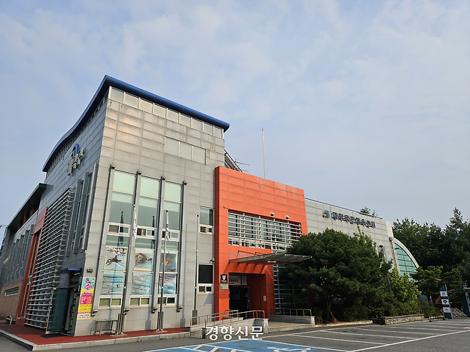수탁기관의 위탁운영 기간이 종료돼 지난달 임시 휴장한 대전 대덕국민체육센터 앞 주차장이 비어있다. 이종섭 기자