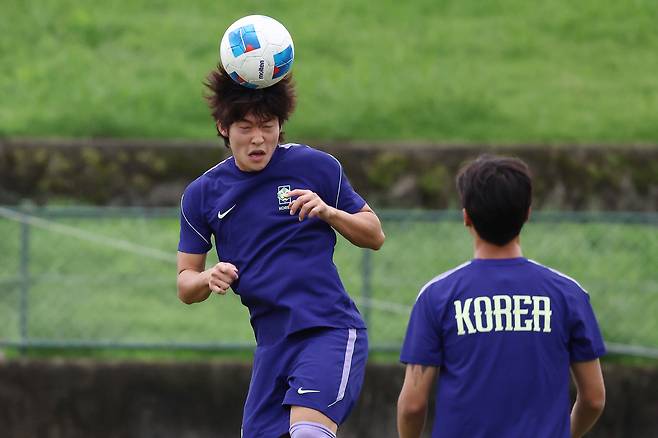 지난 13일 나고야 도요타스포츠센터에서 열린 남자 축구 국가대표팀 훈련에서 배준호가 헤딩 연습을 하고 있다. 연합뉴스