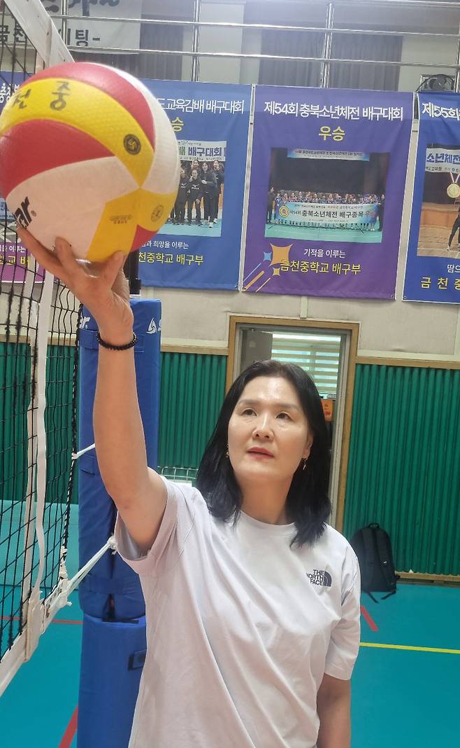 17세 이하 여자배구대표팀 이승여 감독이 최근 충북 청주 금천중학교 체육관에서 인터뷰를 마친 뒤 배구공을 들고 포즈를 취하고 있다.