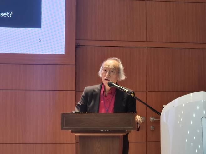 강영안 한동대 석좌교수가 15일 충남 천안 백석대에서 개막한 백석학원 건학 50주년 국제학술대회에서 강연하고 있다.