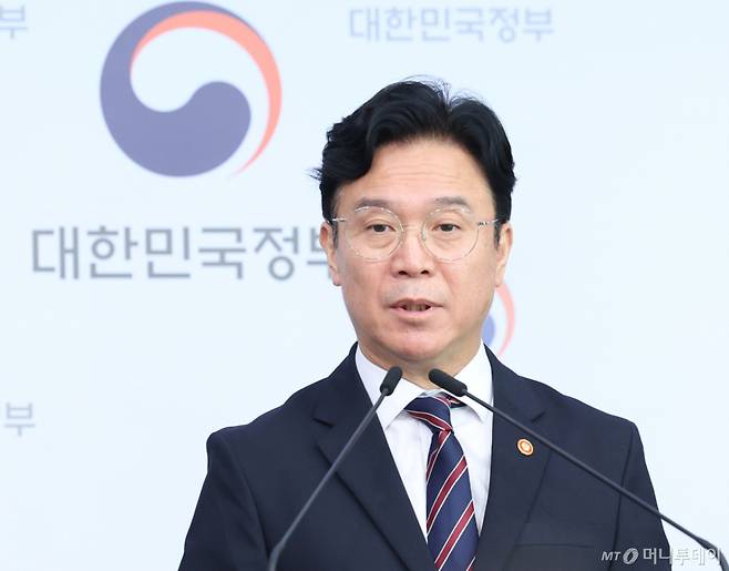 김영훈 고용노동부 장관이 15일 오전 서울 종로구 정부서울청사 별관에서 메가특구 특별법 관련 사회적 대화 제안 발표를 하고 있다. 2026.09.15./사진=뉴시스