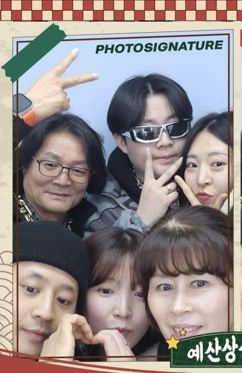 필자(뒷줄 왼쪽)와 아내(앞줄 오른쪽)가 큰아들 내외(앞줄), 작은아들 내외(뒷줄)와 함께 찍은 사진.